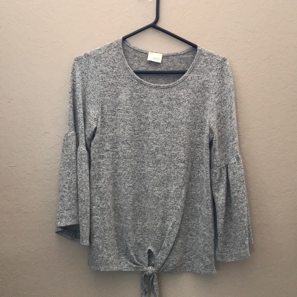 ❤️‍🔥 $5 ❤️‍🔥 or 3 /$12 ❤️‍🔥 Bell Sleeve Sweater - Small